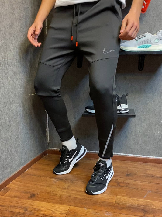 Nike Reflektörlü Fermuarlı Paça Scuba Eşofman