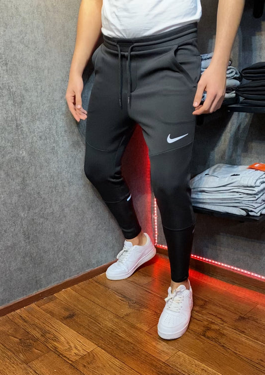 Nike Reflektörlü Fermuarlı Paça Scuba Eşofman