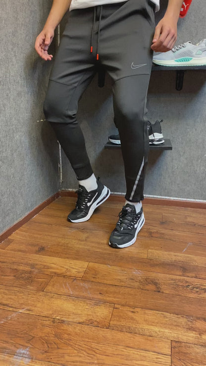 Nike Reflektörlü Fermuarlı Paça Scuba Eşofman